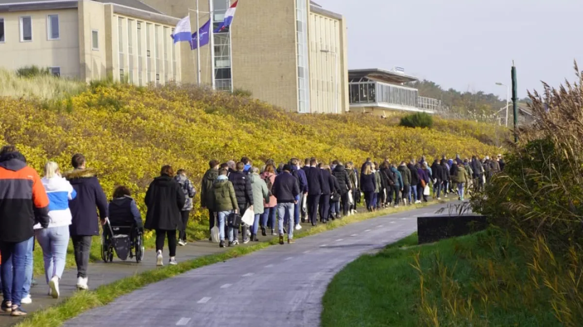 Bezoekers open dag miwb lopen naar school